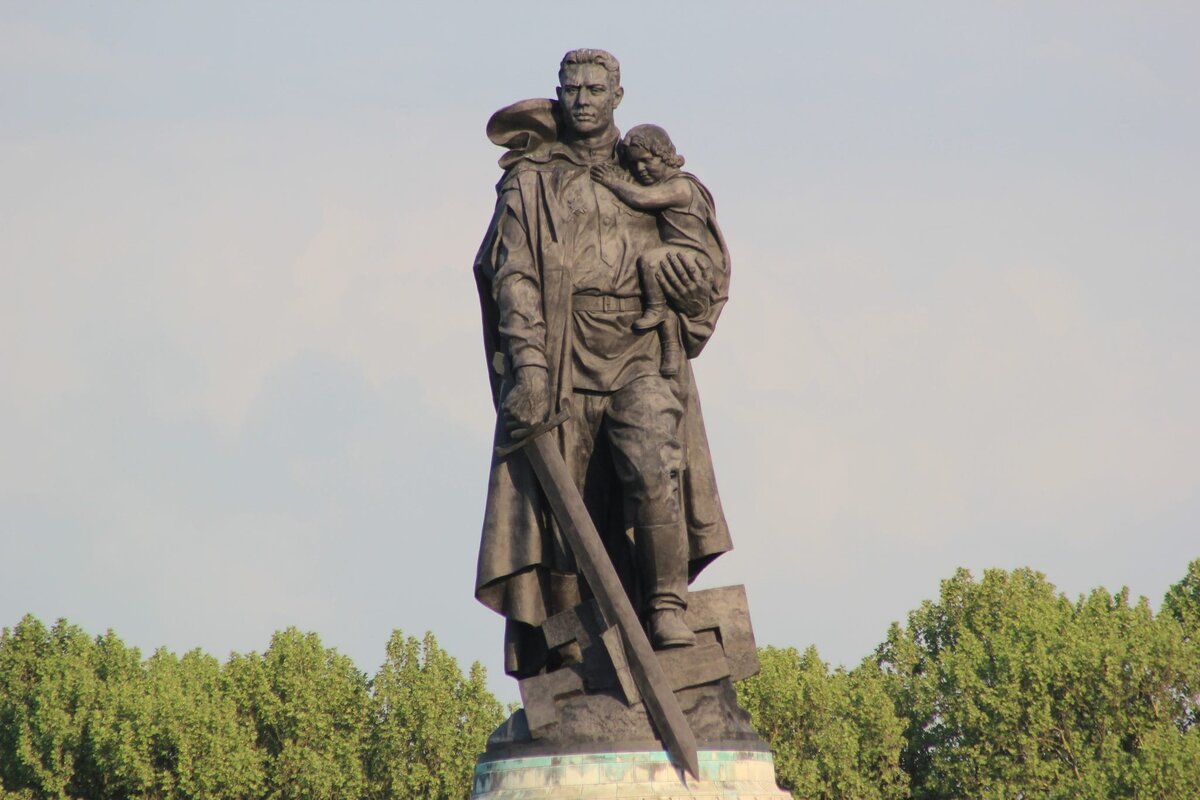 памятник в берлине солдат с девочкой