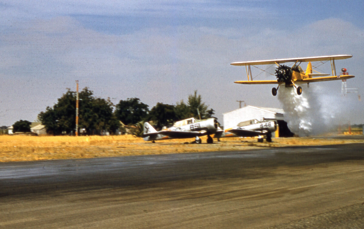 Фрэнк Прентис, один из первых членов отряда воздушных танкеров Мендосино (MATS), совершает тренировочный заезд на своем специально оборудованном бывшем военно-морском инструкторе.