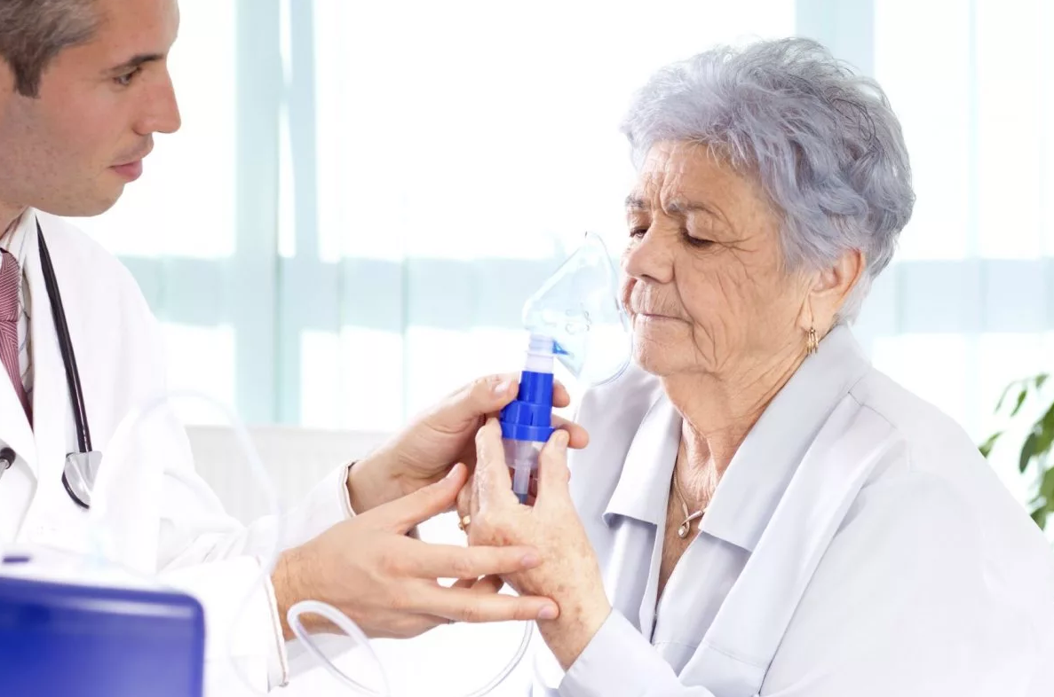 Терапии различных заболеваний. Пациент с астмой. Больной бронхиальной астмой. Заболевания органов дыхания у пожилых. Лекарства для пожилых.