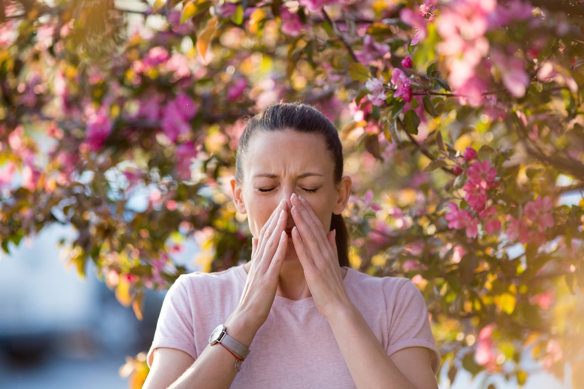 С аллергией в своей жизни, хотя бы раз, сталкивался практически каждый человек, но мало кто понимает, что есть симптоматический порог. Аллергия на пыльцу может быть не единственной причиной чихания.