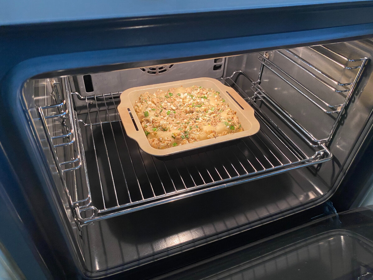 Иногда я пять минут поджариваю нижний слой теста, затем выкладываю начинку и заливаю остатками теста, тогда пирог получается слоёный... Фото автора