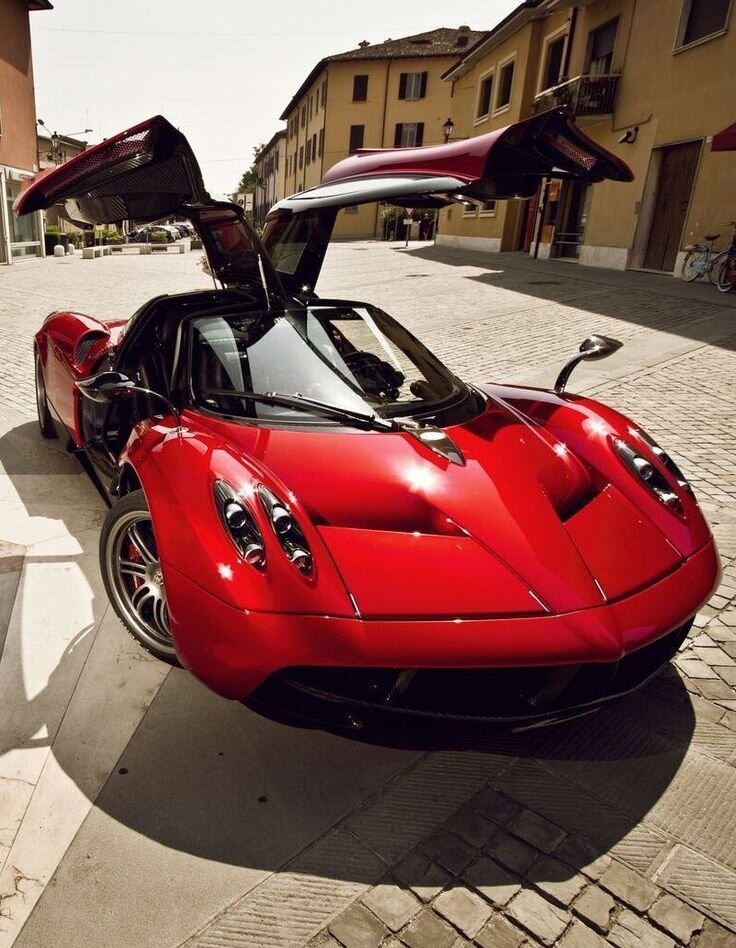 Машины Феррари и Pagani Huayra