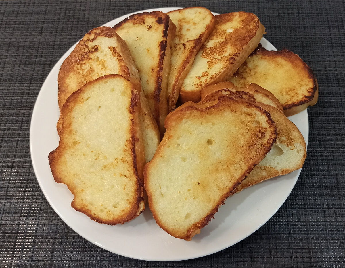 Жареный хлеб с сахаром. Жареный хлеб. Жареные хлебобулочные изделия. Как приготовить жареный хлеб. Хлеб жареный с вырезанной серединкой.