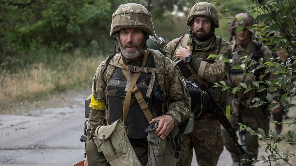 Ukrainian troops. Украинские войска. Украинские военные в бою. Украинские войска отступают. Украинские военные бегут.