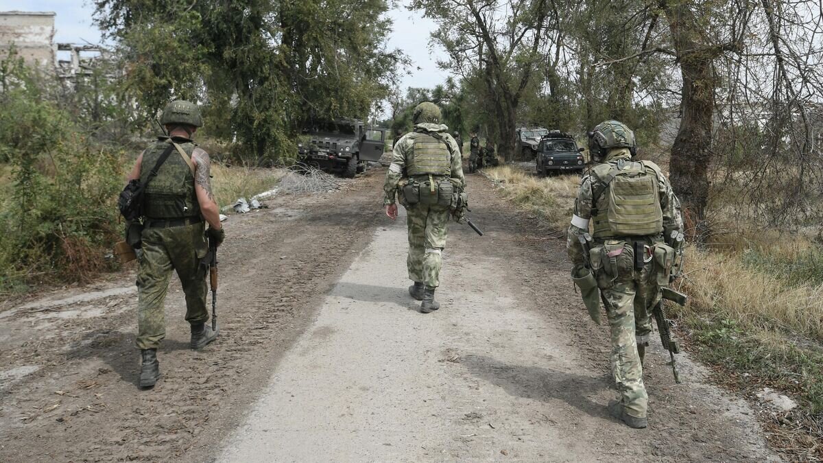    Военнослужащие ВС России в селе Александровка Херсонской области© РИА Новости / Константин Михальчевский
