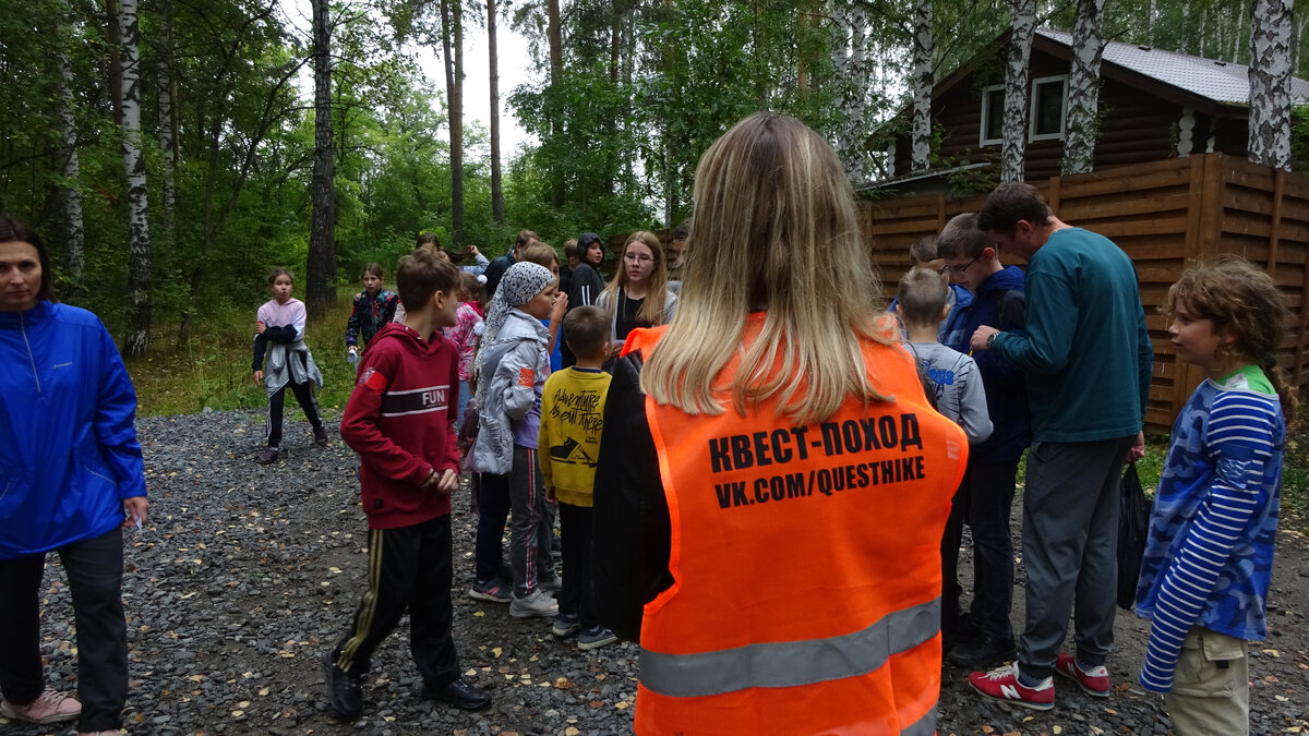 Судьи на этапах имеют униформу, что облегчает их обнаружение