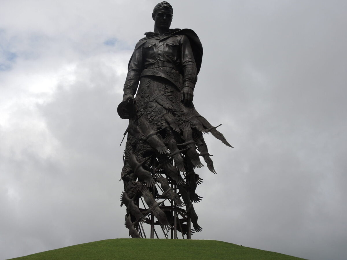 Журавли и солдат. Картинка из интернета.