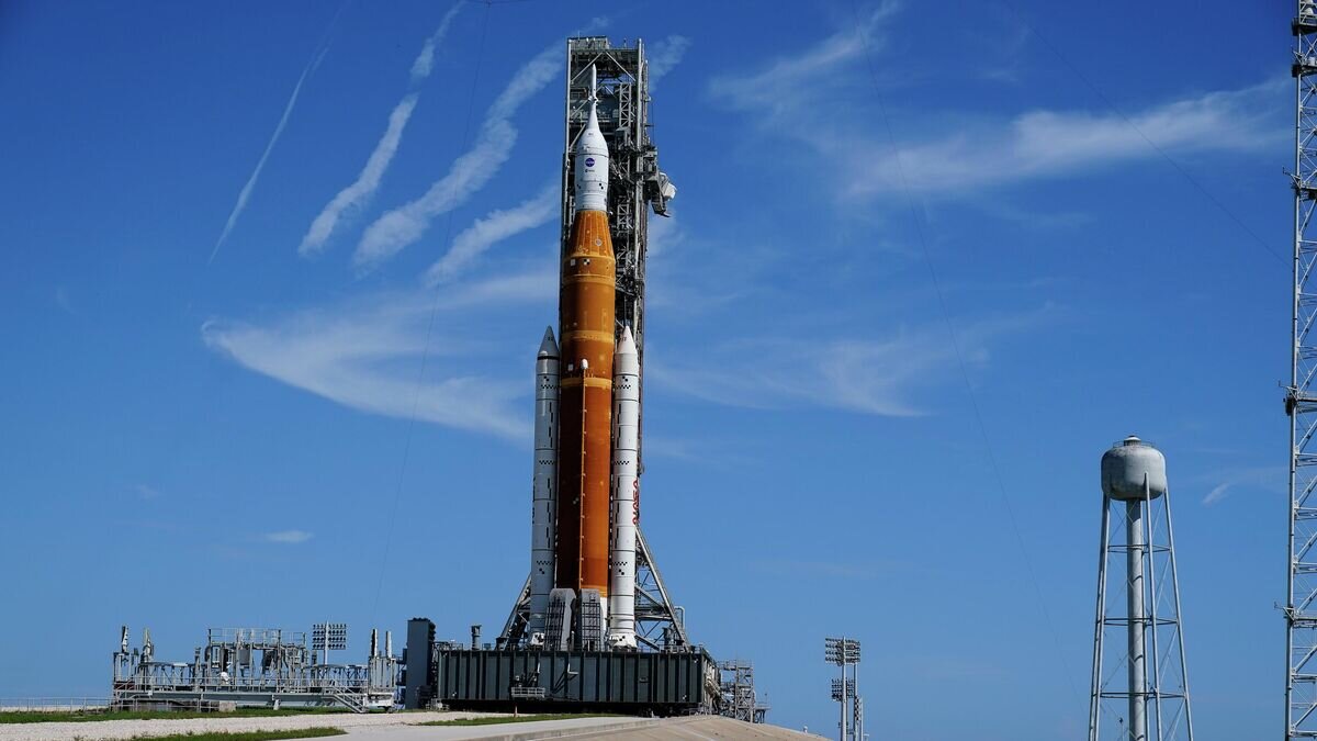    Космический корабль "Орион" на ракете-носителе SLS в рамках программы "Артемида" на стартовой площадке космодрома на мысе Канаверал, США© AP Photo / Brynn Anderson