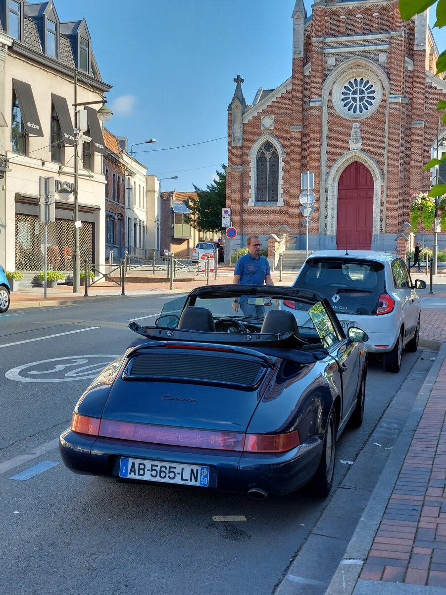 Человек просто в булочную за багетом заехал!