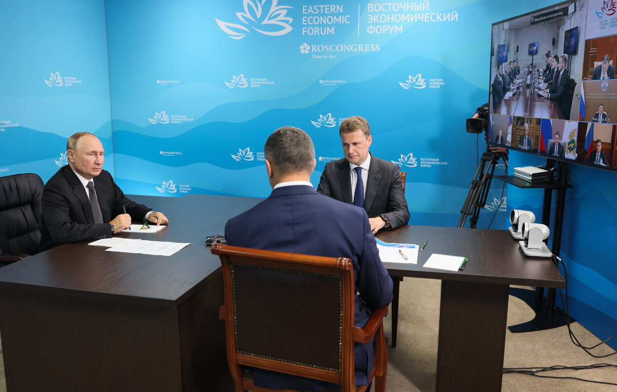    Президент РФ Владимир Путин и глава Министерства РФ по развитию Дальнего Востока и Арктики Алексей Чекунков   Гавриил Григоров/POOL/ТАСС