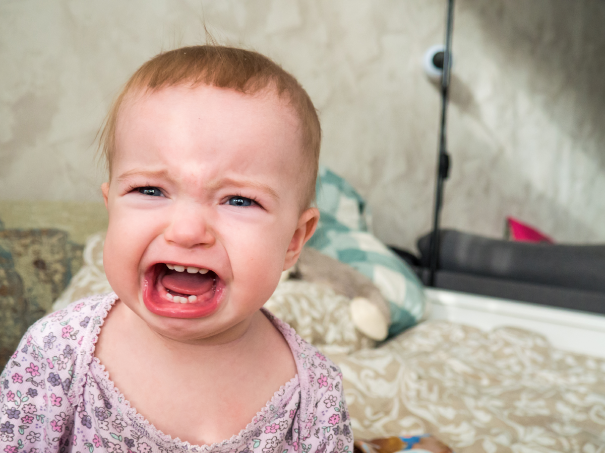 Младенец 10 месяцев. Десятимесячный ребенок. Девочка маленькая плачет мес. Ребенку 10 месяцев плачет. Капризы малышей новорожденных.
