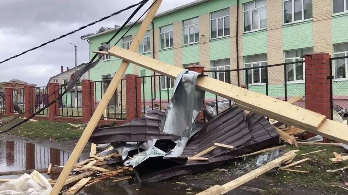    Последствия урагана в Курской области© Кадр из видео очевидца