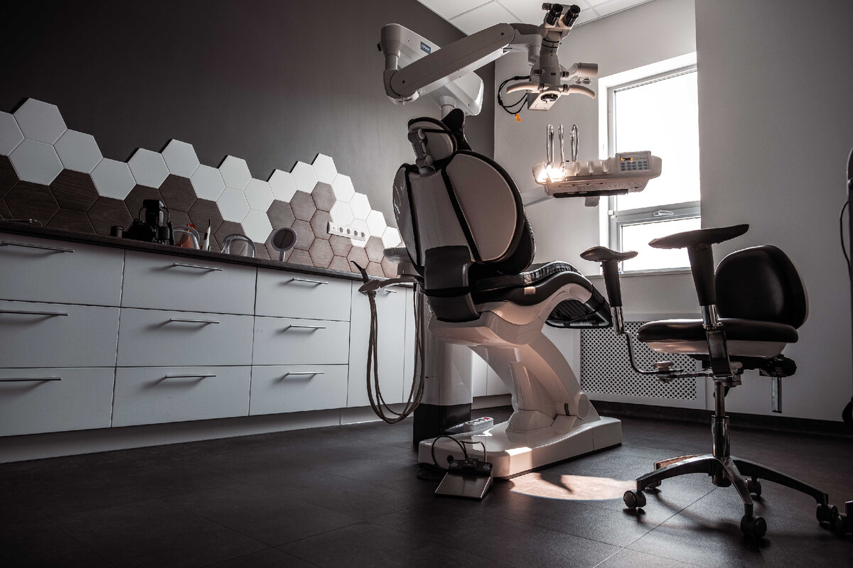 Имплантацию можно провести в любом возрасте, если у пациента нет абсолютных противопоказаний.