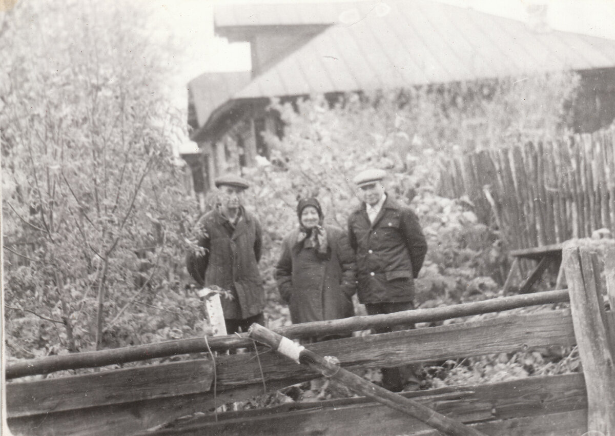 Тетя Дуня с сыном и моим дедом