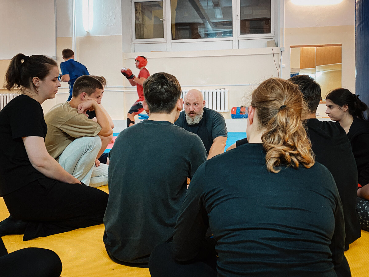 Студенты и тренер Михаил в центре