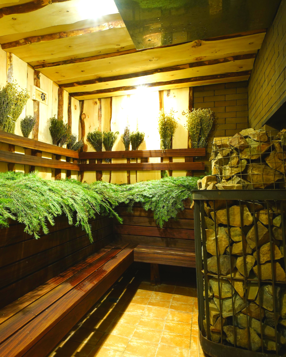 Выложите хвойные веники на полок, накройте их простынью, и почувствуйте, как хорошо они промассируют тело