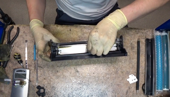 Фото 62. Прокручиваем ролик, пока не попадем в отверстие в шестерне