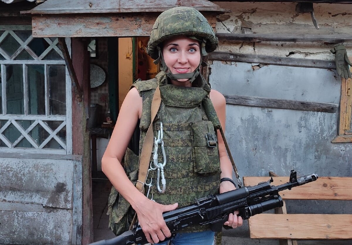 Фото из личного архива. Я на границе с Украиной, линия фронта, июль 2022 г. После творческой встречи и показа бойцам нашего фильма "Девушка на миллион"