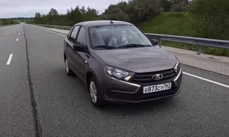    Почему в Гранту нужно лить более дорогой бензин, чем в Renault Sandero или Vesta? Фото: YouTube.com