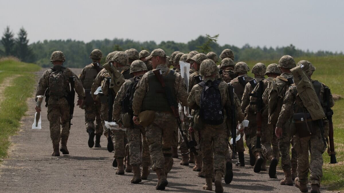    Военнослужащие вооруженных сил Украины во время военных учений на Яворовском полигоне во Львовской области© РИА Новости / Стрингер