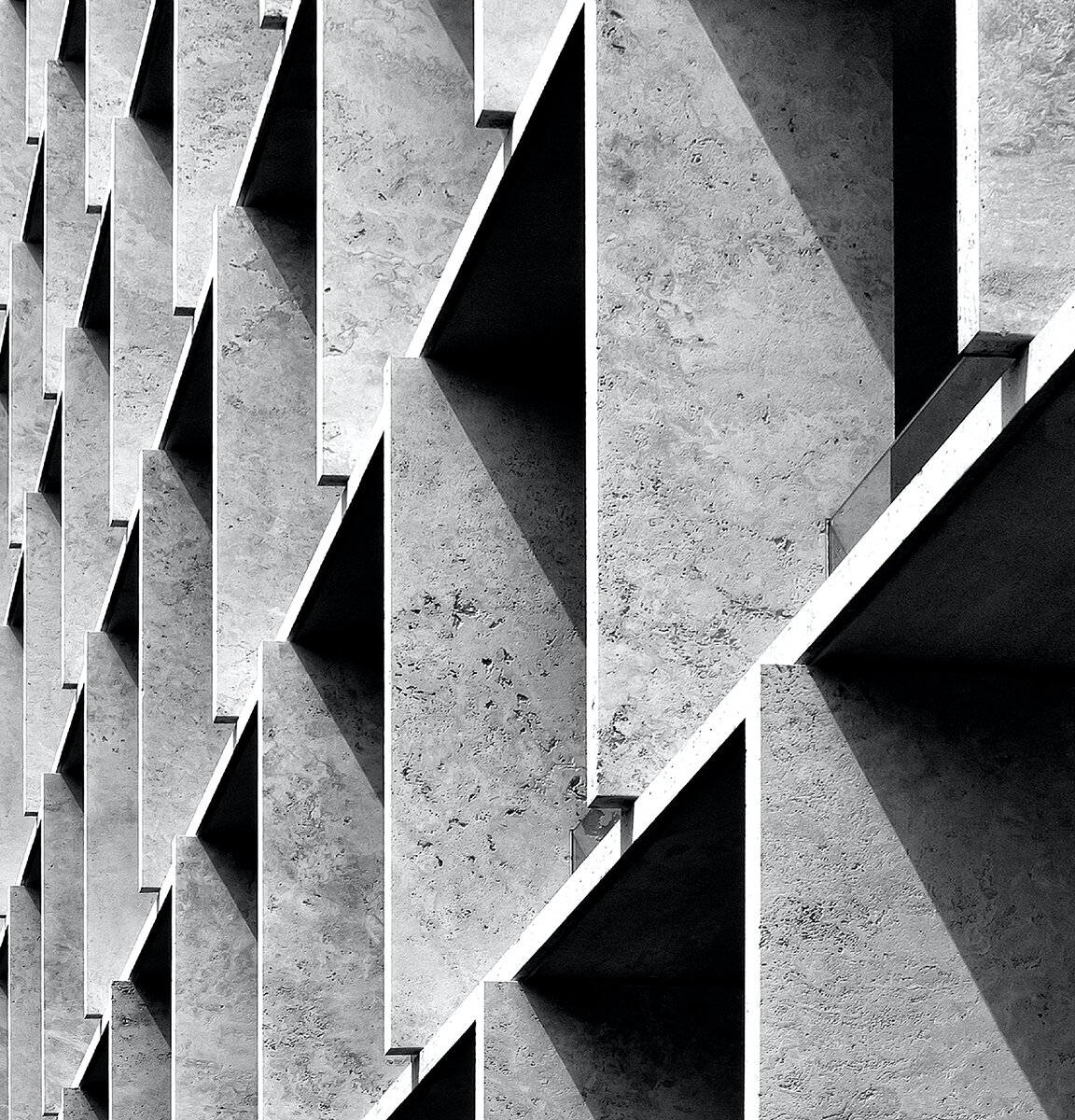 Photo by Ricardo Gomez Angel on Unsplash. Вон чувак как бетон здорово сфоткал