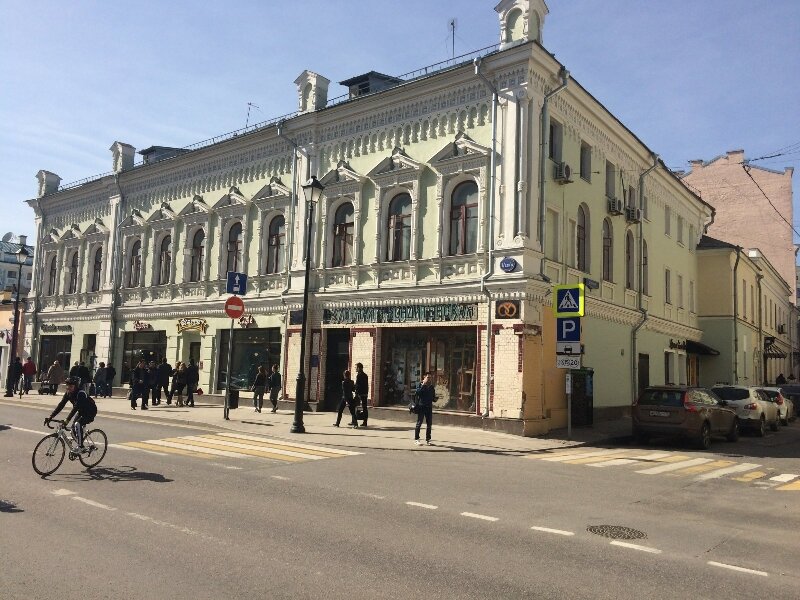  Этот симпатичный дом в псевдо-романском стиле очень  украшает улицу.