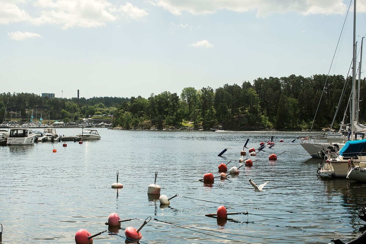 Дом действительно располагается у причала. До него — несколько минут пешком