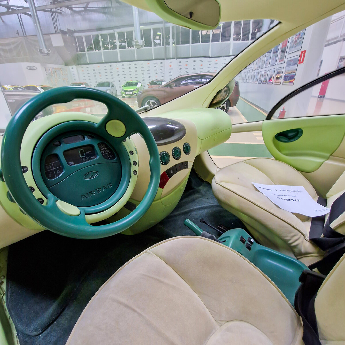 Привычной приборной панели у Рапана нет.