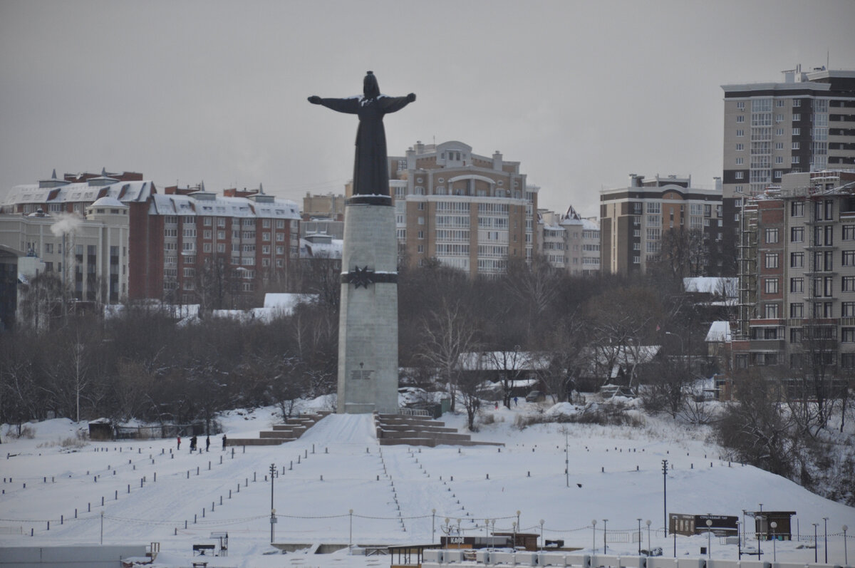 Монумент Мать-покровительница.