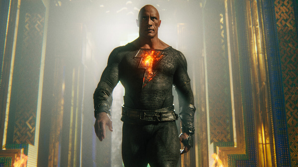 21 октября в мировой прокат выходит «Черный Адам» — история об антигерое, равном по силе Супермену. Главную роль в супергеройском фильме исполнил Дуэйн Джонсон, который своим присутствием часто помогает режиссерам собрать внушительную кассу. Удастся ли ему это сделать и на этот раз, покажет время, а вот сам фильм критики успели поругать. Рассказываем, чем они недовольны.

В этом материале, кстати, можно почитать, как этот персонаж появился в комиксах и что его связывает с Шазамом.

О чем это?
Хронологически действие фильма происходит до «Лиги справедливости». Черный Адам провел 5 000 лет в тюрьме, после того как получил силы египетских богов. Он освобождается из заключения, чтобы исправить современный мир. Перед ним стоит выбор — помогать людям или перейти на сторону зла. Когда Адам начинает вершить жестокое правосудие, это побуждает Общество справедливости Америки вмешаться и попытаться остановить его. В фильме у Адама будет настоящее имя из комиксов — Тет-Адам. Скала объяснял, что «черный» — это о состоянии души его героя, поскольку он полон гнева после освобождения спустя несколько тысяч лет.

И почему его ругают?
Несмотря на то, что некоторые журналисты назвали «Черного Адама» глотком свежего воздуха для DC, основная масса критиков осталась недовольна. Грегг Кацман из CBR отмечает: «Очевидно, что фильм понравится фанатам, но прессу он не впечатлит. Каноничный злодей, шаблонный сюжет и слишком предсказуемый третий акт, хотя Дуэйн Джонсон, конечно, тут хорош, как и Элдис Ходж с Пирсом Броснаном».

Дэвид Фэар из Rolling Stone тоже высоко оценил игру Джонсона, но пожаловался на пренебрежительное отношение к персонажам второго плана и временами бессвязный сценарий. Эти чувства разделил и Дэвид Эрлих из IndieWire. Он назвал блокбастер безопасной и предсказуемой историей о супергерое: «У Джонсона не хватает духа сделать Черного Адама антигероем. Этому фильму не хватает воображения, чтобы увлечь кого-нибудь за собой. Здесь нет ни одного героя, который не был бы дешевой копией персонажа из Готэма или MCU, и нет ни одной боевой сцены, которая не была бы задушена до смерти фирменным CGI». А вот что пишет Мэтт Неглиа из Next Best Picture про остальных персонажей: «Джонсон — звезда шоу, но Общество справедливости Америки почти украло фильм у него из-под носа, и к концу их персонажные истории становятся намного интереснее».

Критик журнала Hollywood Reporter Джон Дефоре назвал дебют Джонсона в DCEU достойным, но считает, что у фильма очень плохой сценарий, который может оставить в недоумении зрителей, незнакомых с этой историей.


Дуэйн Джонсон и Джалон Кристиан
Пока велась работа над фильмом, Джонсон делал такие смелые заявления о том, будто он открывает новую эру DCEU, что некоторые критики сочли конечный результат недостаточно убедительным: «Это, конечно, детище Джонсона, фильм о сложном антигерое, которого он защищал на протяжении многих лет. Адам выигрывает некоторые битвы и наносит мощные ответные удары, но не может даже попытаться отойти от избитых троп, не привнося во вселенную ничего нового», — говорится в рецензии Брайана Труитта из USA Today.

Общие впечатления прессы хорошо подытожил Питер Дебрюж из Variety: «„Черный Адам“ построен на том, что Адам, как его называют большую часть фильма, не столько злой, сколько очень и очень злой. Участие в таком серьезном проекте лишает Джонсона его величайшей суперсилы — чувства юмора, но в то же время дает ему возможность сыграть противоречивого персонажа. Это необычный шаг для DC — сделать целый супергеройский фильм на Ближнем Востоке, хотя для Джонсона, чья кинокарьера началась с роли царя Скорпионов в фильме „Мумия возвращается“, это своего рода возвращение домой. Здесь много неуместных персонажей и нет выдающейся графики, но очевидно, что цель фильма — дать Черному Адаму грандиозный старт, предполагая, что вскоре ему будет противостоять более достойный противник».

Чёрный Адам
6.32022фантастика, фэнтези2 ч 5 минСША
Чёрный Адам
Режиссер: Жауме Кольет-Серра
В главных ролях: Дуэйн Джонсон, Элдис Ходж, Пирс Броснан


