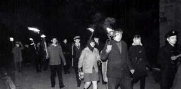 Первая "Бескозырка" шла в тишине по ночным улицам