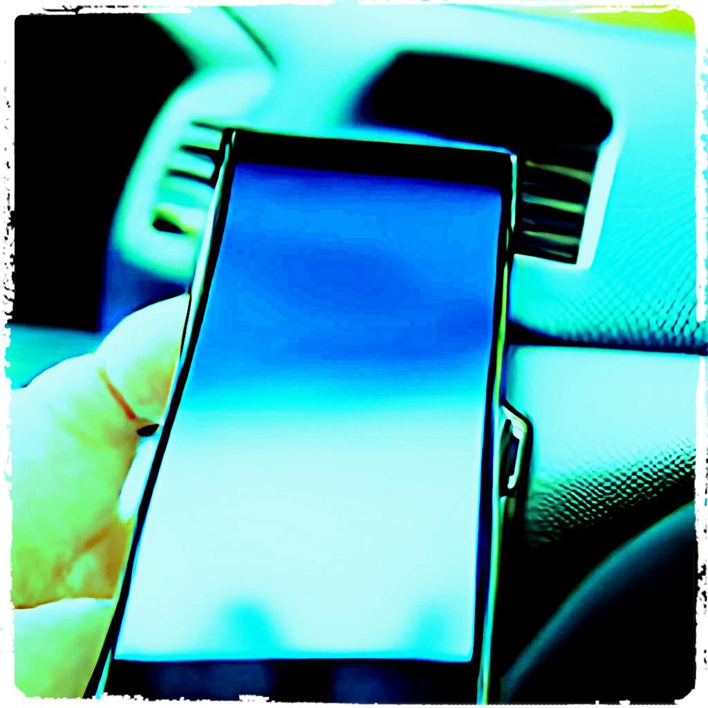 Видение мобильного телефона в автомобиле искусственным интеллектом 