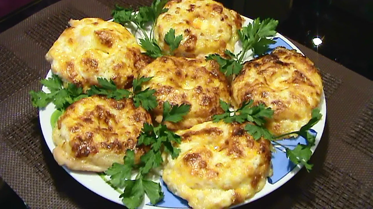 Курица с ананасами в духовке. Куриные бедрышки с ананасами. Курица с ананасами в духовке. Куриное филе с ананасами в духовке. Бедра с ананасами в духовке.