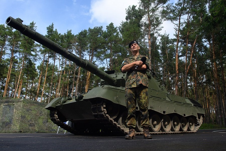 Военнослужащий Бундесвера перед танком Leopard 1A5 на полигоне - Фото: Klaus-Dietmar Gabbert/dpa/picture-alliance/TASS