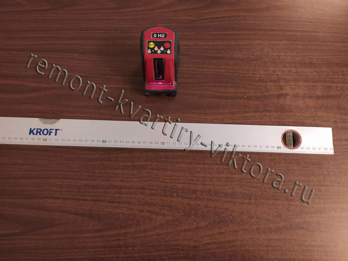 Инструмент для замеров перепада потолка по горизонту.