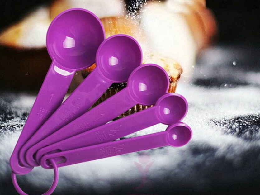 Небольшой набор мерных ложек объемом от 1,25 до 15 миллилитров (или грамм, если речь будет идти о воде и её растворах). Всегда пригодится.