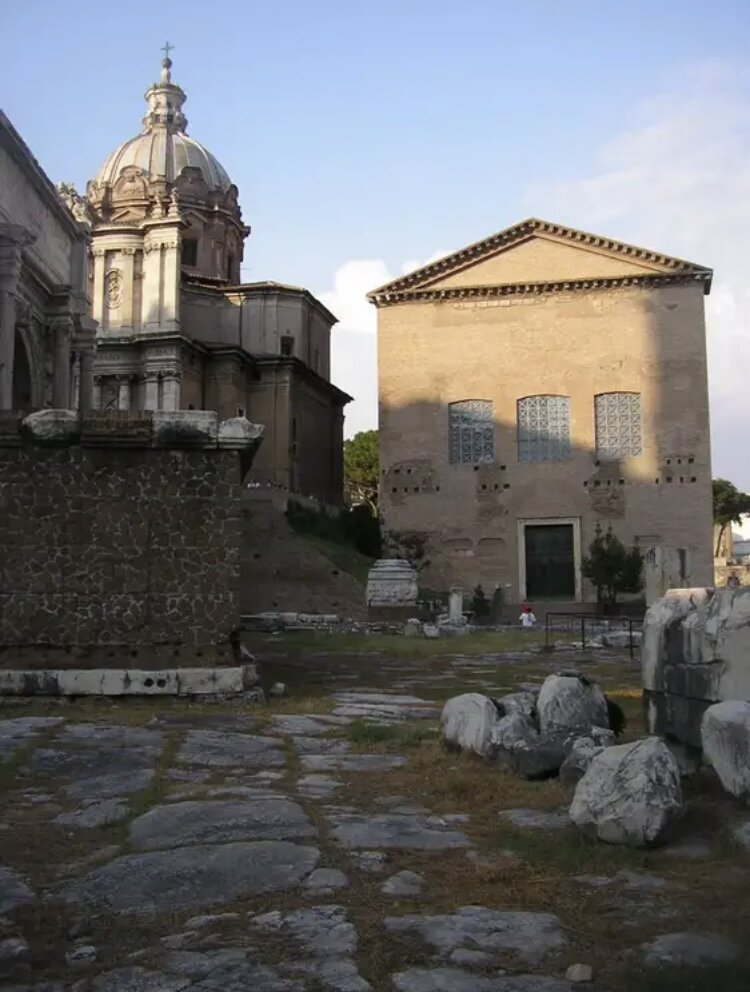 Курия Юлия - место собраний римского Сената на Римском форуме. Источник -яндекс.