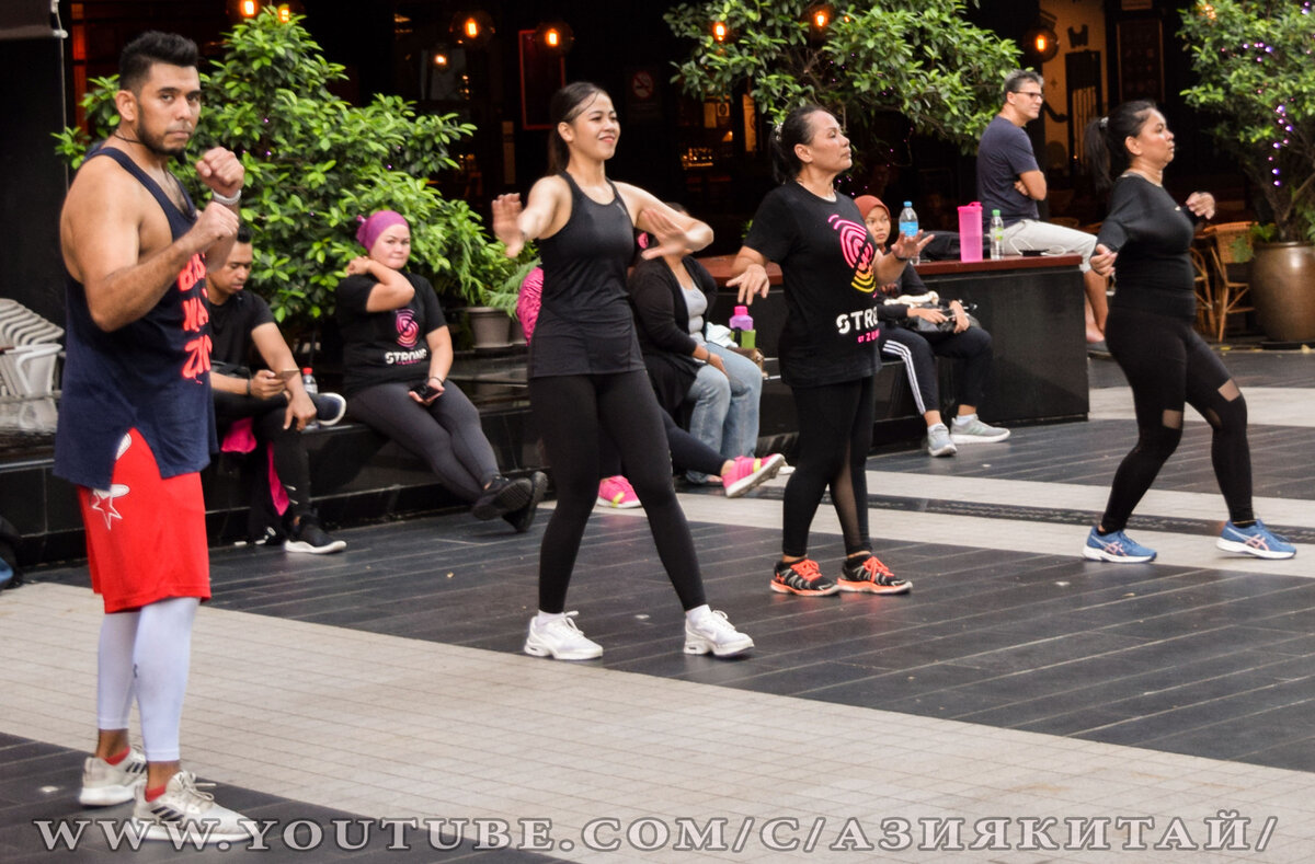 Малайцы танцуют уличные танцы 