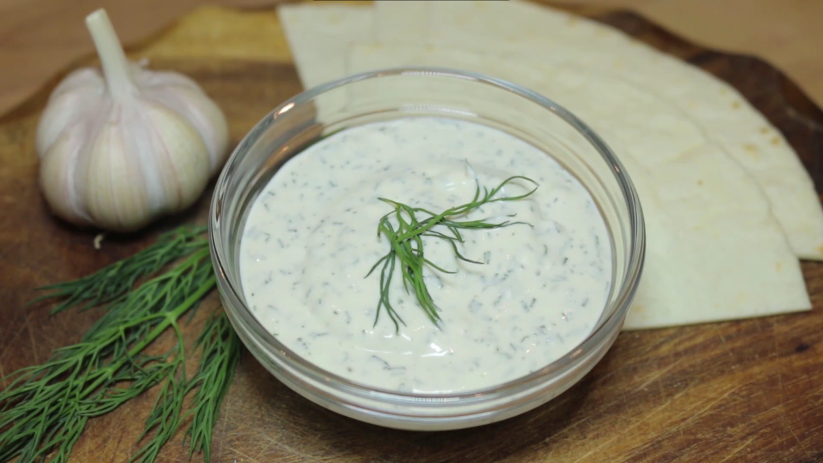 Творог с огурцом и зеленью. Сметана с сыром и чесноком. Сметанный соус. Соус тар тар вид сверху. Сырно чесночный соус.