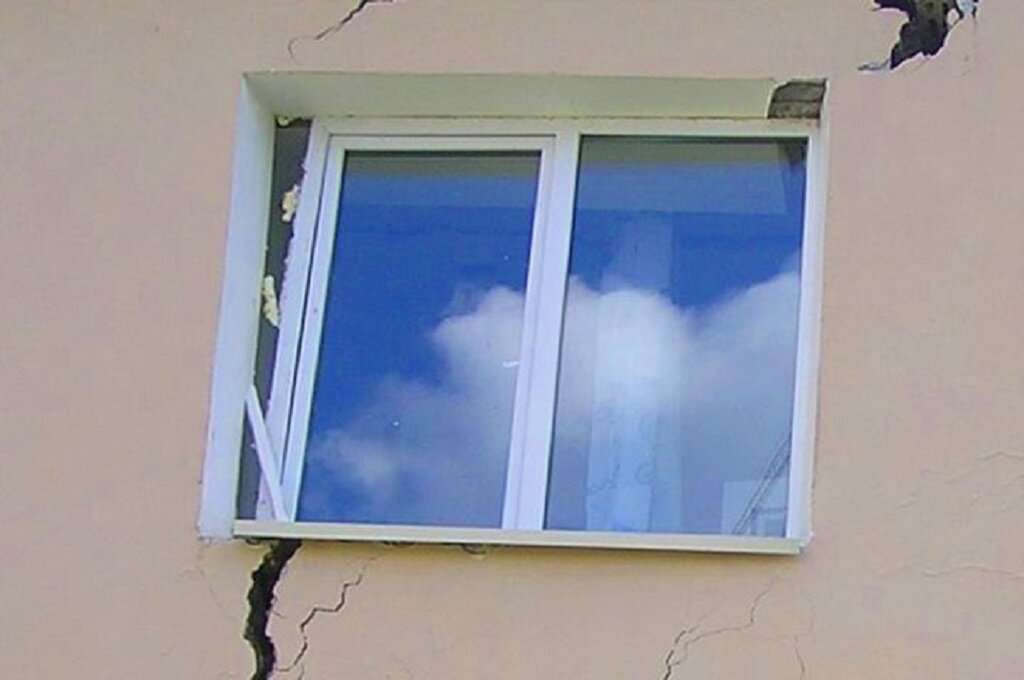Трещины в фундаменте и на стенах дома - фото с сервиса Яндекс.Картинки