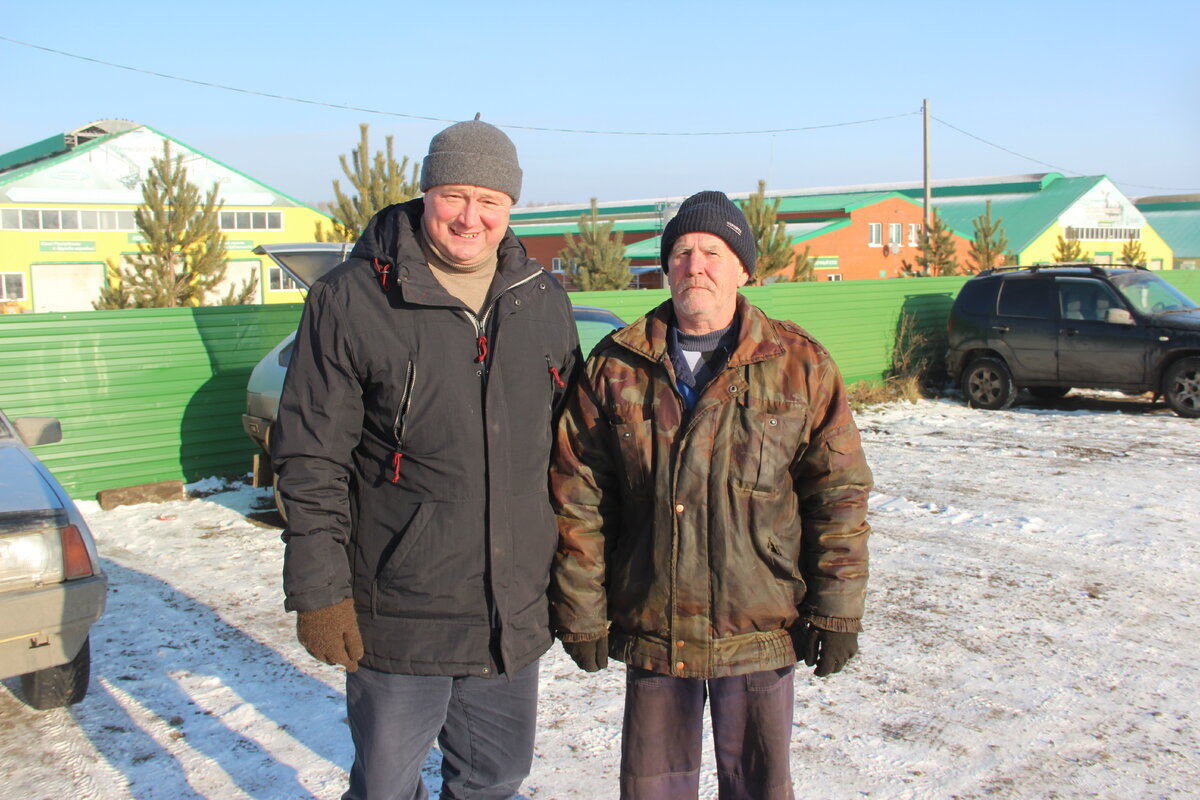  После летних каникул я получаю Почетную грамоту, прихожу в школу. А в то время, многие знают, в школах были отработки. И никто не должен был их пропускать. Показываю грамоту и говорю, что не мог отрабатывать, потому что трудился в колхозе. После этого никаких вопросов мне не задавали. Вообще в колхозе я работал с четвертого класса, когда мне было лет 10. Там осваивал азы пасечника, получал зарплату. Мой прадедушка был первым председателем колхоза. Попал он и под раскулачивание. А дед работал бухгалтером в этом хозяйстве, председателем сельского поселения и начальником пожарной части. Кстати, мы с вами сейчас находимся в кабинете, где в то время была пожарная часть. А он был начальником этой самой пожарки. При этом возглавлял ревизионную комиссию в колхозе «Октябрь».