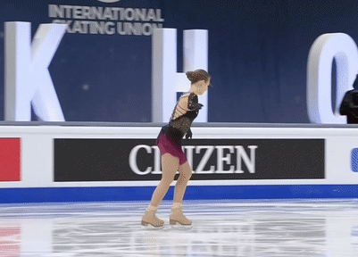 Александра Трусова выполняет каскад 4Л+3Т в ПП на ЧМ-2021 (источник - 1tv.ru/sport) 