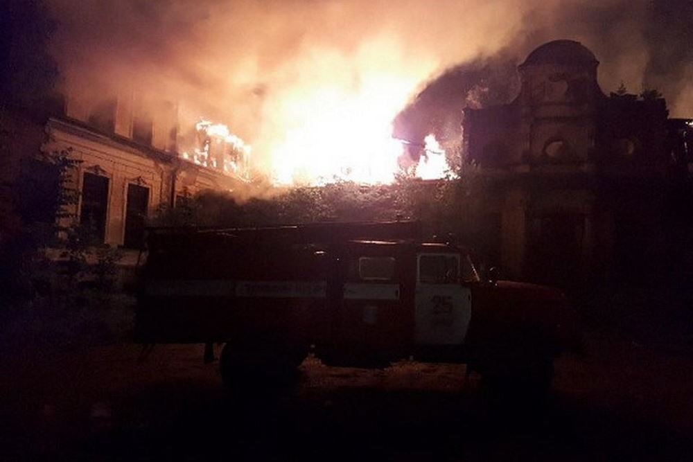Пожар в главном доме усадьбы Волышово 1-2 июля 2018 года