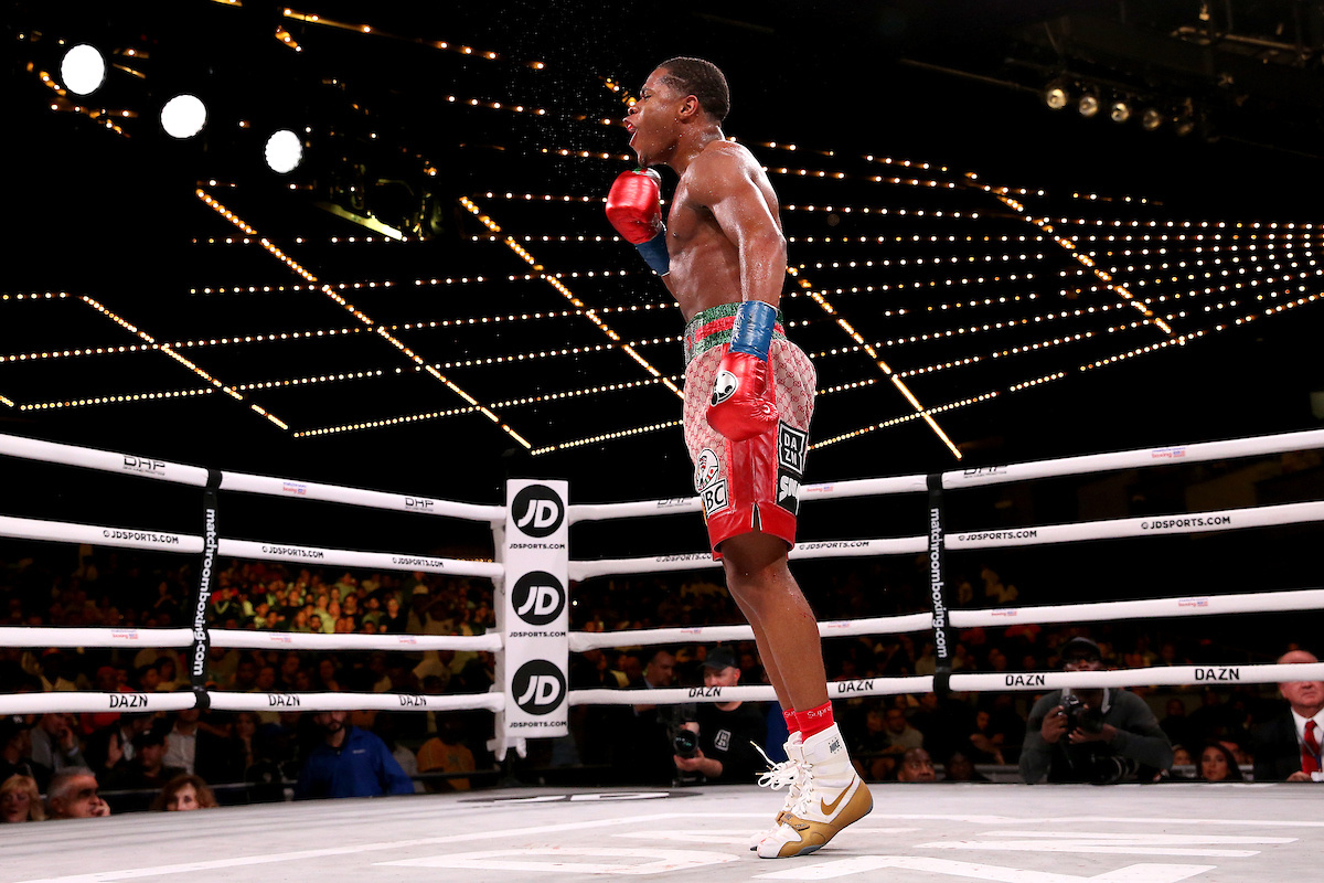 На сегодняшний день легкая весовая категория на интереснейшая со стороны имен. Это и абсолютный чемпион Теофимо Лопез и двухкратный олимпийский чемпион Василий Ломаченко, поднявшийся из полулегкого веса нокаутер Джервонте Дэвис, Райан Гарсия отличающийся невероятной скоростью и точностью удара, регулярный чемпион WBC Девин Хейни. У 4 из 5 представителей этой весовой категории нет поражений и вопрос когда появятся единички в этой графе лишь вопрос времени. 
Любители бокса прекрасно знают кто такой Ломаченко, знают Лопеза победивший в последнем бою украинца, многий знают Дэвиса по прозвищу Танк. У Райана Гарсии чья известность перегоняет достижения в спорте с популярностью проблем нет. Последний по узнаваемости, но не по значимости идёт Девин Хейни, которого называют новым Майвейзером (хотя кого так ещё не называли?), давайте о нем и поговорим.

Любительская карьера у Девина Майлза Хейни неплохая, он дважды выигрывал юношеские "Золотые перчатки" да не выигрывал чемпионат мира и не был на олимпиаде, но не из-за того что не прошел отбор. Наоборот Хейни был одним из главных претендентов на участие в Олимпийских играх 2016 года. Перед олимпиадой в Рио АИБА(Международная ассоциация бокса) приняла решения о повышении минимального возраста для боксеров до 19 лет. Девин не стал ждать четыре года и ушел в профессионалы, остановившись на рекорде 138 боев и 8 поражений, три из которых он потерпел от соотечественника Райана Гарсии, общий счет с которым 3-3. И я надеюсь что это противостояние продолжится на профессиональном ринге. 
Оставив мечты о главном любительском турнире Хейни ушел в профессионалы. Первый 4 боя были в Мексике. Это были не лучшие соперники и не лучшие арены "Вместо олимпиады в Рио был обычный бар. Там не было раздевалок, поэтому нам пришлось заплатить 50 баксов, что бы воспользоваться комнатой наверху и переодеться. Вот так началась моя карьера"- вспоминает Девин "Но я знал что если я иду к своей мечте это окупится для меня"
А окупилось это очень быстро. Уже свой пятый профессиональный бой Девин Хейни проводил в США и не где-то, а на MGM Grand в Лас-Вегасе в андеркарде 3-го боя Мэнни Пакьяо—Тимоти Брэдли. Победив единогласным решением судей пуэрториканца Рафаэля Васкеса (2-4), Хейни стал самый молодой боксер в возрасте 17 лет 7месяцев проводившем свой бой на легендарной арене.

Когда Хейни называют новым Майвезером это не просто слова которые говорят всем перспективным боксерам. Стиль Девина очень напоминает стиль Флойда. Работая в левосторонней стойке и защищая передней рукой корпус, а правой челюсть, он ярко выраженный второй номер. Действуя от защиты Хейни выбрасывает классические боковые левые и прямые правые в различных комбинациях. Из этого стиля следует его рекорд 28-0, 15КО. Не самый впечатляющие количество нокаутов по сравнению с оппозицией по весовой категории. Но если Девин находит свою дистанцию и ритм, он сделает всё что бы нанести больше урона. Так было в его 23 бою против россиянина Заура Абдулаева.