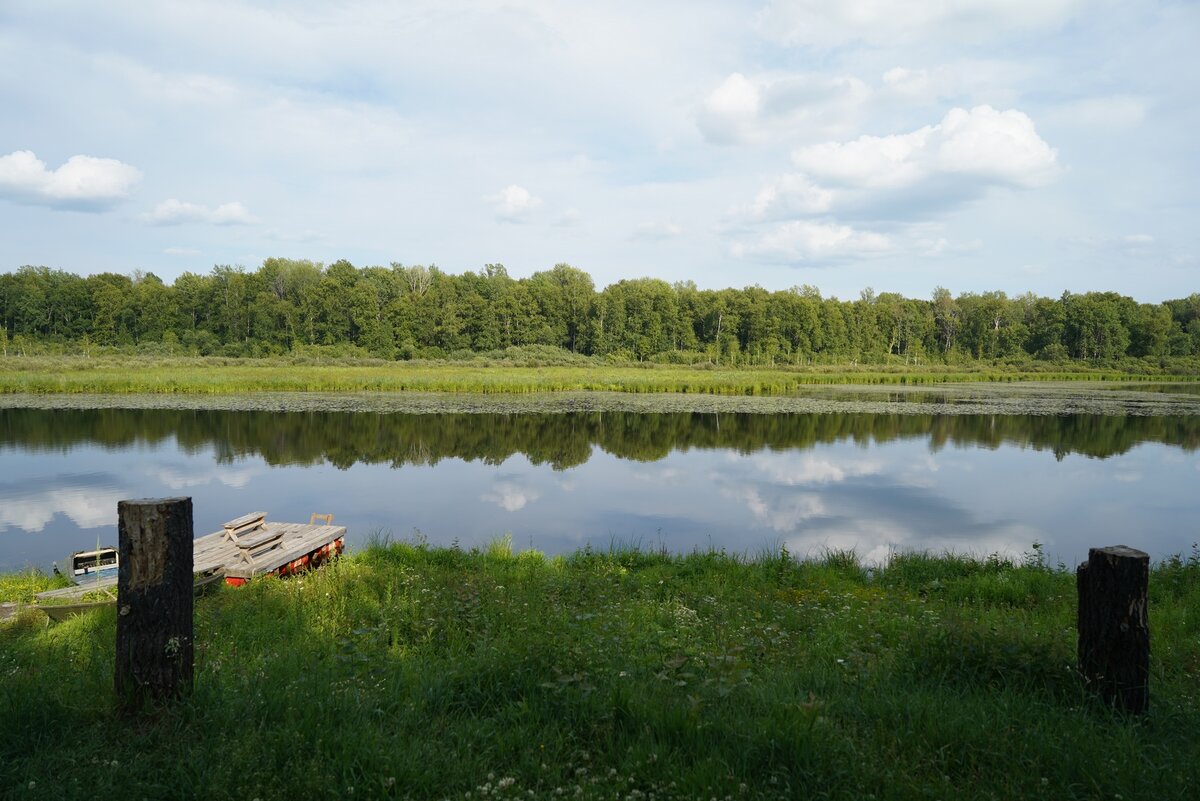 ИРЖИК. ПОЛДЕНЬ. ЗЕРКАЛО ОЗЕРА НЕ ШЕЛОХНЁТСЯ.