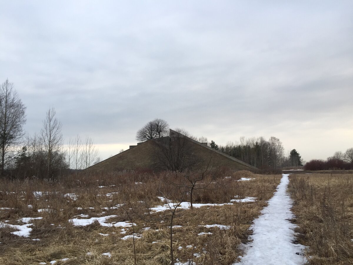 Пирамида в поле в Ленинградской области