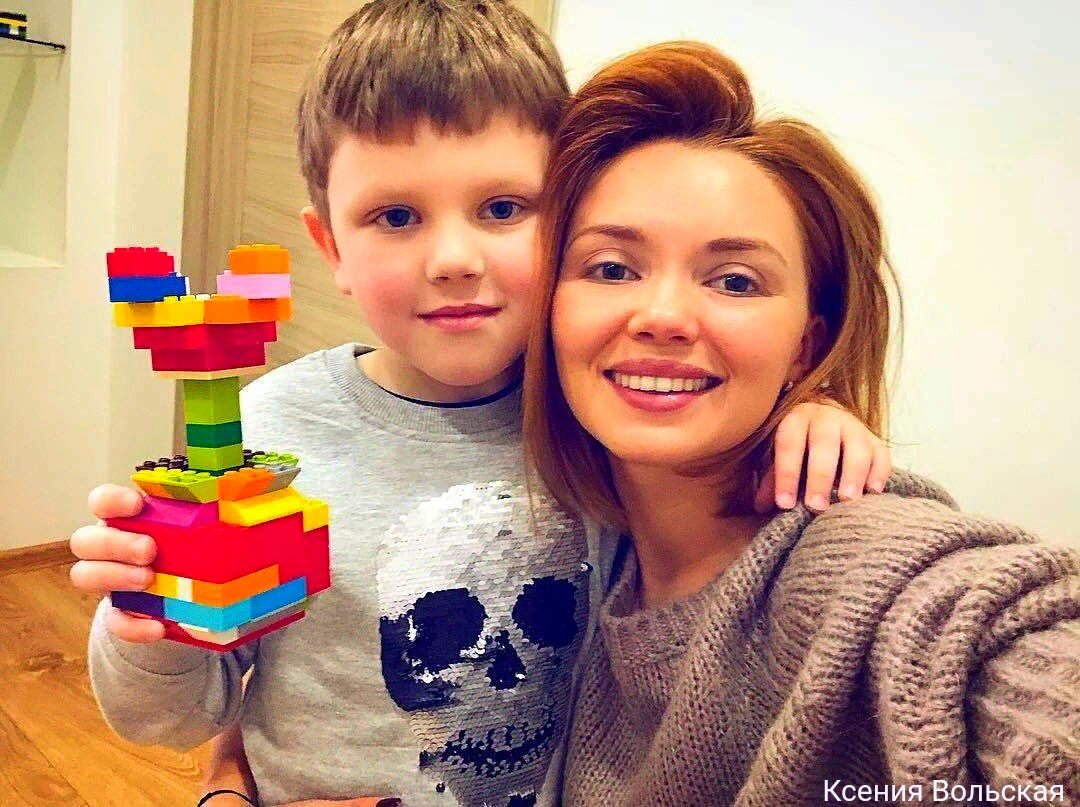 Актриса с сыном Гордеем. Мальчик ходил в обычный детский сад, а в этом году пошел в первый класс. Занимается плаванием.