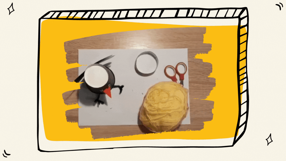 Сделайте шапочку для галчонка из ниток.