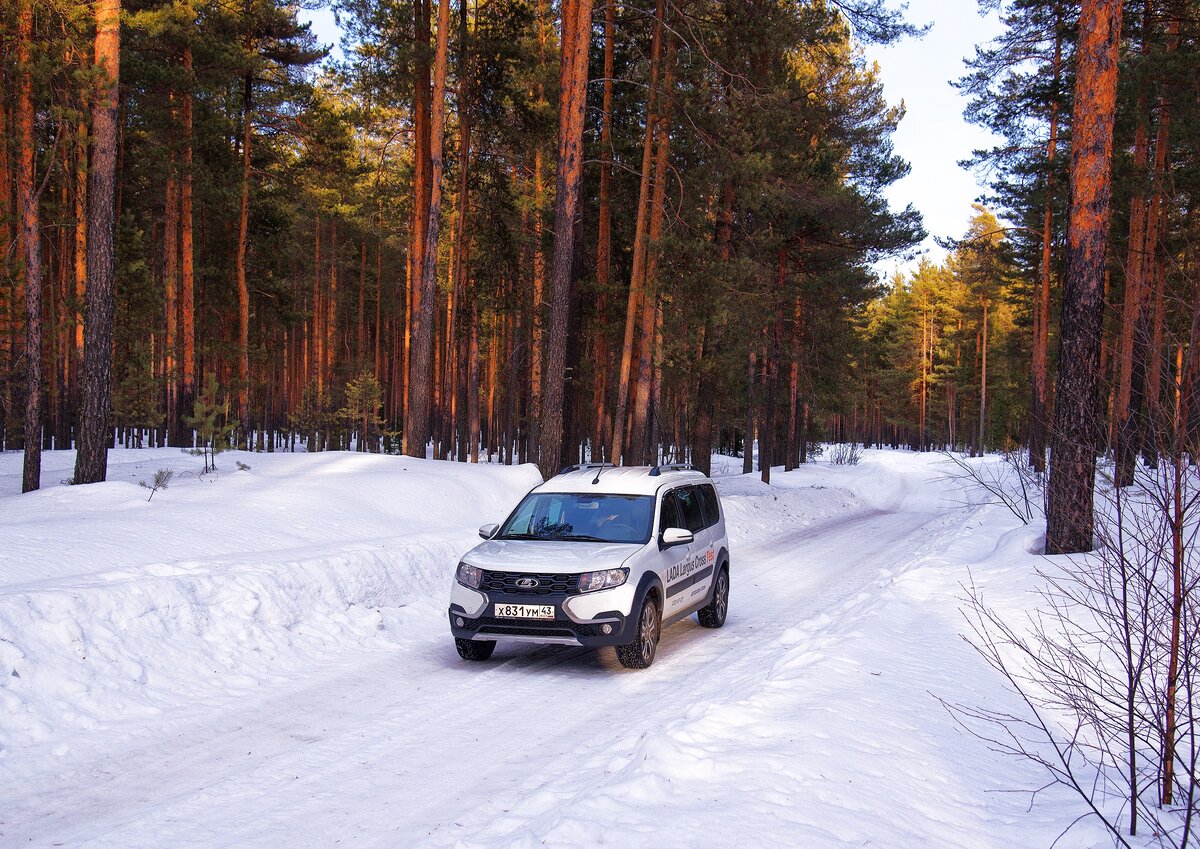 LADA largus среди леса 