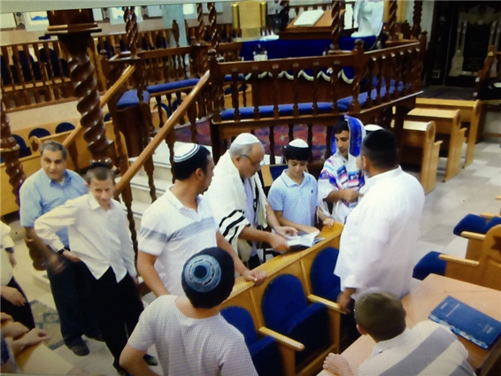 . Стена Плача – это удивительное место, там как будто ты ближе всего к Всевышнему и Он тебя слышит. Я, как и все еврейские мамы, попросила здоровья и благополучия своим детям, а отойдя от женской половины Стены, услышала разговор двух женщин, они говорили о предстоящем у одной из них выкупе первенца.
Что это и почему это так важно? Всю дорогу от Иерусалима до Нетании у меня крутился в голове этот вопрос.
Наутро мы поехали в город Акко к моим родственникам, и я поделилась со своей тетей своими переживаниями, связанные с выкупом первенца.
– Я объясню тебе. Пидьон а-бен (выкуп первенца) – это одна из заповедей Торы, – начала рассказывать моя тетя Алла. – Суть ее в том, что ребенок мужского пола, который родился у матери первым, от рождения имеет особый духовный статус. Изначально сыновья-первенцы должны были становиться священниками: «Ибо все первенцы у сынов Израиля – Мои… В тот день, когда Я поразил всех первенцев в земле Египетской, Я посвятил их Себе», – причем наиболее активное участие в грехе приняли первенцы. Поэтому первенцы оказались недостойными отправлять Богослужение, и священнослужение было передано колену Леви, которое не принимало участия в грехе. Священниками стали левиты (представители колена Леви) и коэны. Но первоначальный статус первенца не изменился. Получилось так, что сыновья-первенцы по рождению предназначены для священной миссии, которую они не могут выполнить. Поэтому по законам Торы отец должен «выкупить» своего сына-первенца, «освободить» его от статуса священнослужителя. Для этого ему нужно осуществить обряд выкупа первенца – передать коэну пять серебряных монет, каждая весом в шекель: «…первенец… должен быть выкуплен… а выкуп за них… пять шекелей серебра…»
Мы с мужем приняли решение, что обязательно должны исполнить эту заповедь, тем более находясь в Израиле. Мы пошли в синагогу рядом с домом, что бы встретится с раввином и обговорить этот вопрос. Роскошная белокаменная синагога «Барух Мордехай» возвышается в восточной части города напротив парка «Наполеон». Вокруг синагоги просторный ухоженный двор с аккуратно подстриженными кустами роз. Во дворе за стеклянной витриной на мраморном постаменте горят поминальные свечи. У входа чеканная табличка, на которой выгравировано: «Построена Т.М. Исмаиловым в дар землякам в память о родителях Мардане Бен Дониль и Пери Бат Михаль». Отдам должное: община горских евреев – выходцев из Азербайджана очень сплоченная и дружная. Меня поразила удивительная красота этой синагоги. Зал освещают огромные хрустальные люстры, а окна украшены витражами, разрисованными сюжетами из Торы. Стеллажи вдоль стен заполнены книгами «сефрэй Танах» – Тора, Навьим, Ктувим. Мерцают огоньки поминальных табличек из бронзы. За бархатным балдахином, расшитым золотом арон а-кодеш, хранятся священные свитки Торы, принесенные в дар синагоге «Барух Мордехай» общиной горских евреев Израиля и других стран.
Нас встретил рав Янив, они с моим мужем долго общались, и было принято решение провести этот выкуп в четверг в первой половине дня. Равин объяснил нам, что мы просто обязаны были выполнить эту заповедь. 
Не могу передать те ощущения, которые я испытала во время этой процедуры. Молитва коэна заполняла мое сердце, по коже бежали мурашки. Отвечая на вопросы коэна во время молитвы, я понимала, насколько всё это важно и нужно. Коэн спрашивал отца: «Что ты предпочитаешь? Не выкупать сына, оставив себе деньги выкупа, но тогда ребенок как бы остается в собственности коэна, или получить ребенка назад от Всевышнего?» Отец отвечал, что он хочет получить назад своего сына и дать коэну вместо него деньги выкупа. Всё это делается для того, чтобы было видно, что отец с удовольствием отдает деньги, получая за них назад своего дорогого ребенка. Ведь неспроста была послана Всевышним нам эта заповедь. Чтобы знал человек, что всё от Всевышнего, что нет у человека в этом мире ничего, кроме того, что он получает от Бога, Господь дал целый ряд заповедей, касающихся первых плодов. Представьте, как после долгих и тяжких крестьянских трудов наконец-то появились первые плоды, самые дорогие человеку, – и их он должен немедленно отдать Всевышнему! То же самое касается сына-первенца: после долгих ожиданий у человека родился сын, которого он бережет как зеницу ока. Его он должен отдать Всевышнему, а получить назад может, только выкупив его за деньги у посланца Всевышнего – коэна. А еще заповедь выкупа первенца дана в память о великом чуде, которое явил нам Всевышний при выходе из Египта, когда Он умертвил всех первенцев у египтян, а нас спас от их руки и взял Себе народом, а Сам стал нашим Богом.
Накрыв праздничную трапезу, я была польщена, что совсем незнакомые нам мужчины, зашедшие в синагогу на молитву, присоединились к трапезе. Как я потом узнала, участие в этой трапезе считается большой заслугой – в наших священных книгах сказано, что оно заменяет 84 поста.
Наши дети Давид и Марго еще долго не хотели уходить из синагоги. Они были просто заворожены красотой и атмосферой этого святого места. Я очень счастлива, что нам удалось исполнить еще одну заповедь Торы, выкуп первенца – Пидьон а-бен. И сейчас, когда у моих близких и родных рождается первенец-сын, я всегда напоминаю им об этой заповеди. С малых лет наш сын Давид тянется к изучению Торы, ходит в синагогу с отцом. Очень важно с младенчества прививать детям любовь к Всевышнему, учению Торы, соблюдению заповедей.

Автор: Материал подготовила Ситара Шамилова